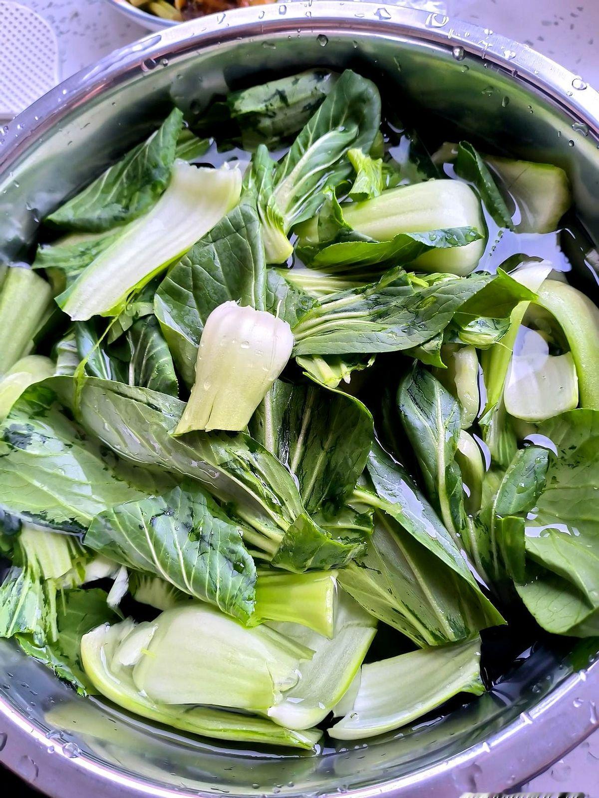 今天早上我正给小孙女换尿不湿，儿子进来了。儿子让我月末就回家，比说好的早了一周