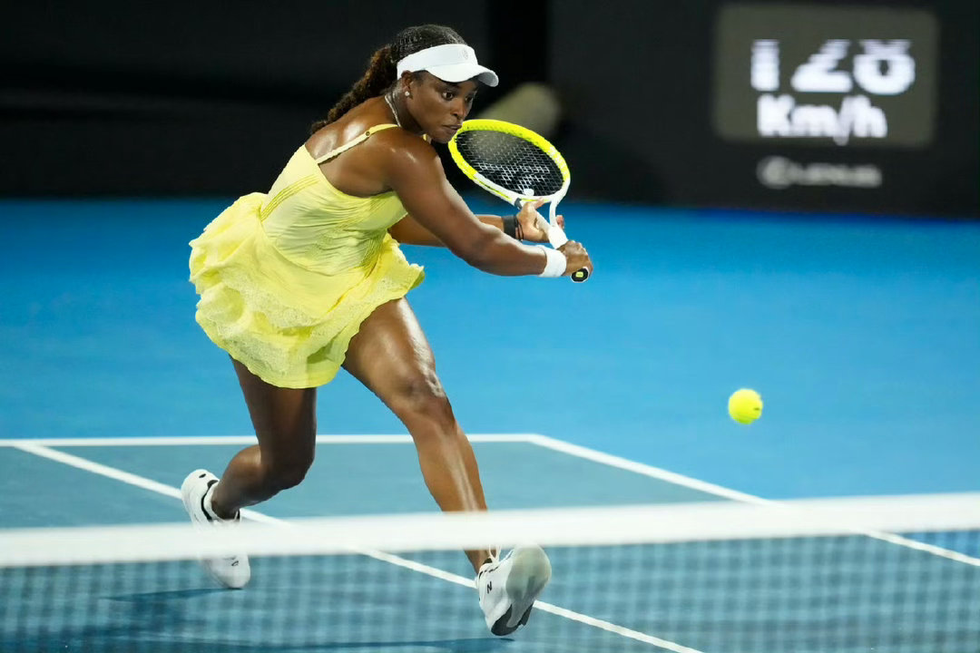 标题：迈阿密站首轮硝烟再起！斯蒂文斯终结巡回赛不胜魔咒，将与郑钦文上演强强对话冲