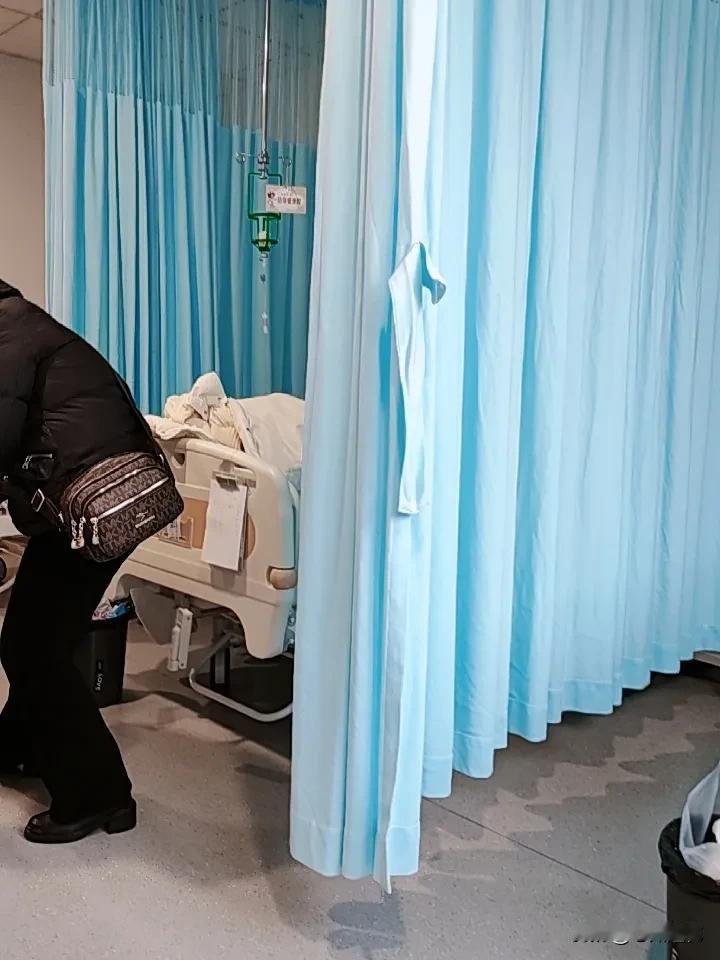 陪老妈住院，隔壁床位这56岁的女人，真的是作，白天晚上吵死人，一晚上哼唧，甚至大