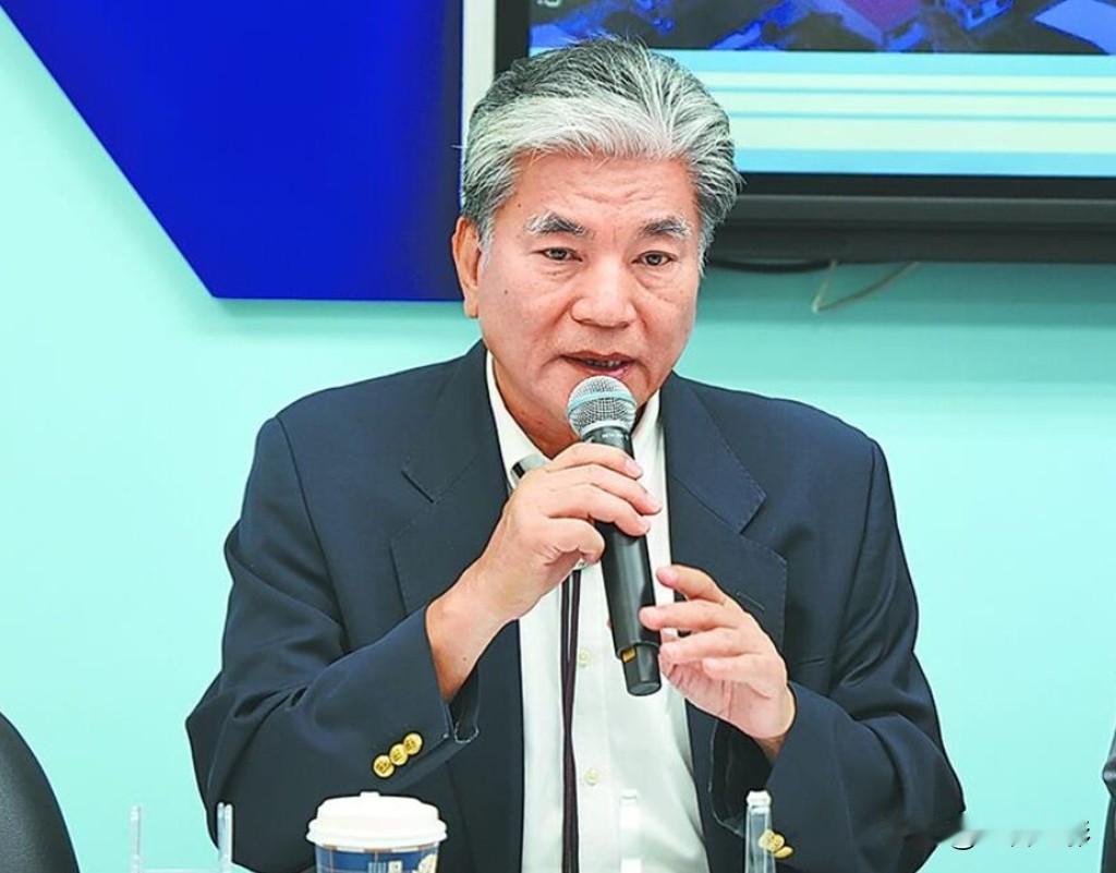 郑丽文接下了魏平政竞选总部主委的担子。十月十二日，中国国民党彰化县党部举办二十六