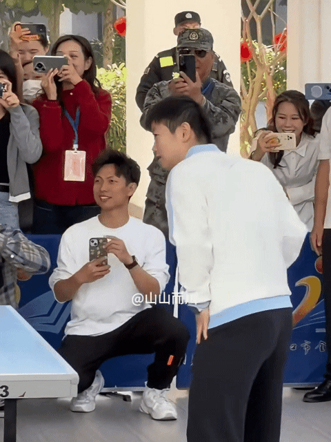 和初中生们一起打球的孙颖莎[赞][笑着哭]！今天的海口，热闹非凡，国乒选手们在开