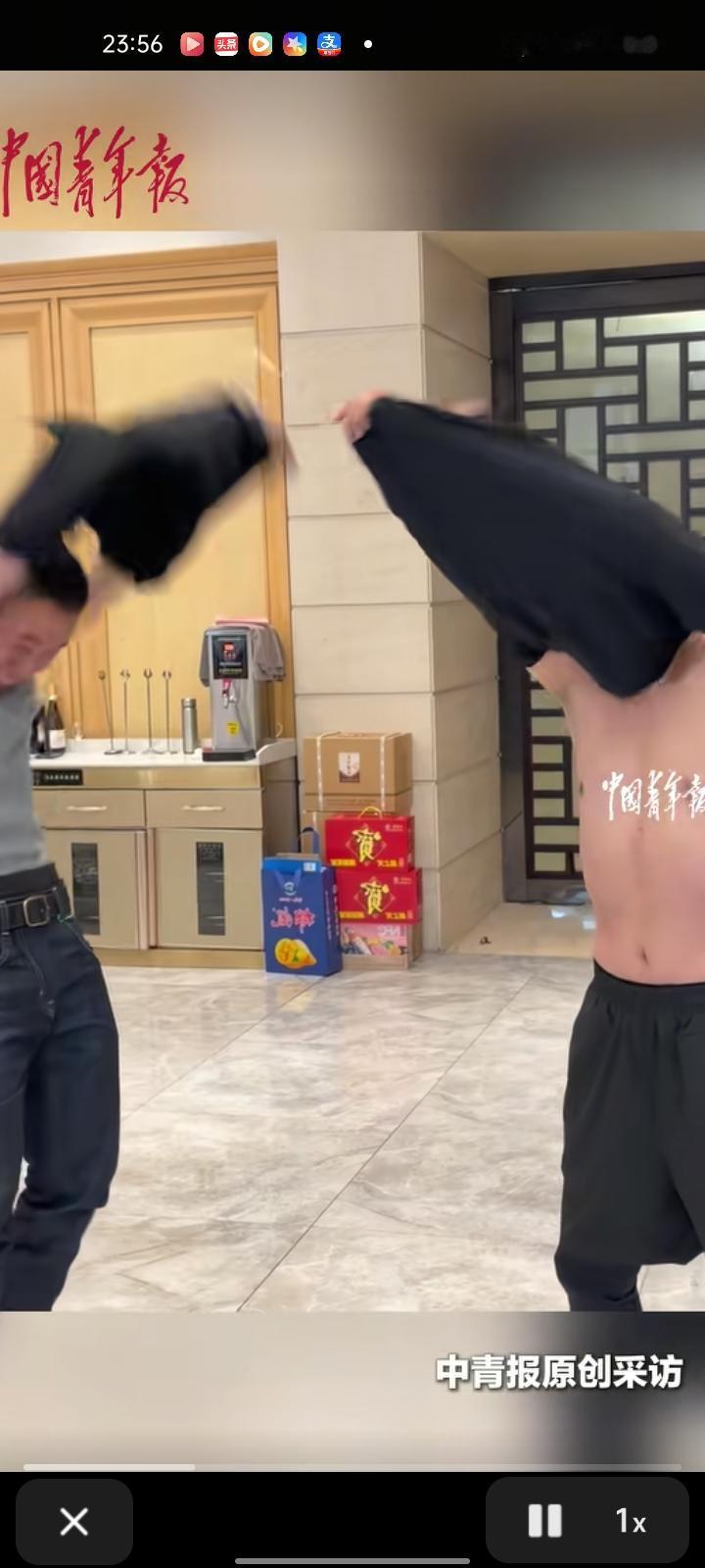 2月16日，青岛莱西市。家庭聚会上，81岁大爷和外孙同台展示锻炼成果，视频中，他