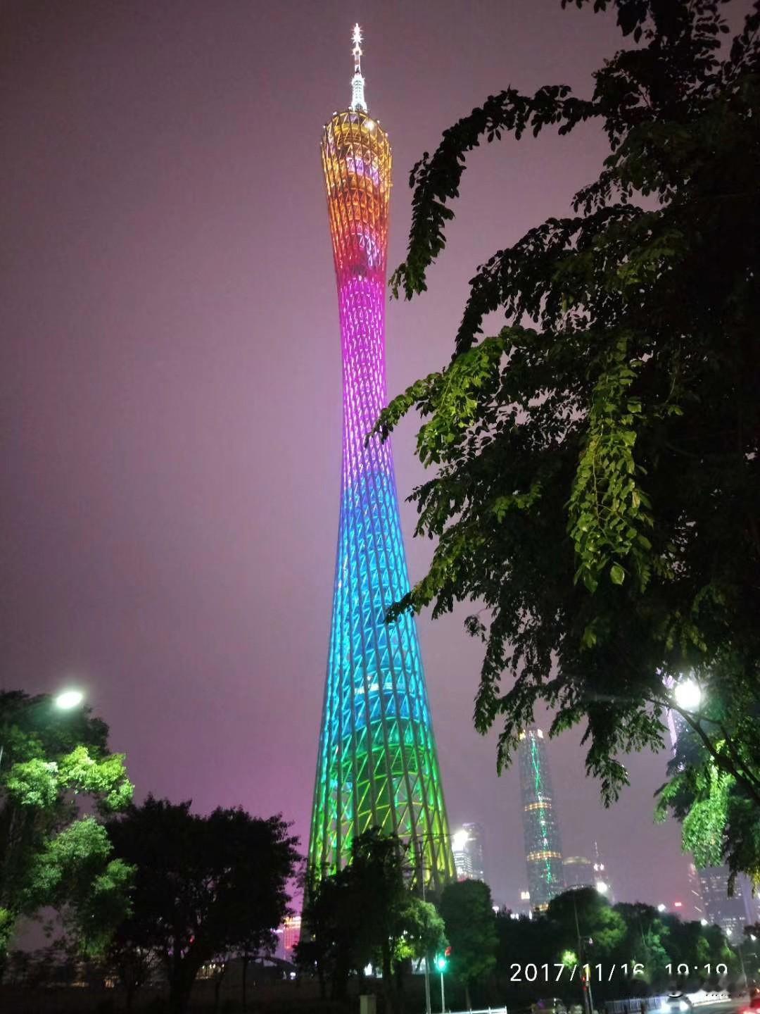 没想到距离第一次去广州，已经过去快九年了。那天晚上，一个人从酒店出来，步行去看的