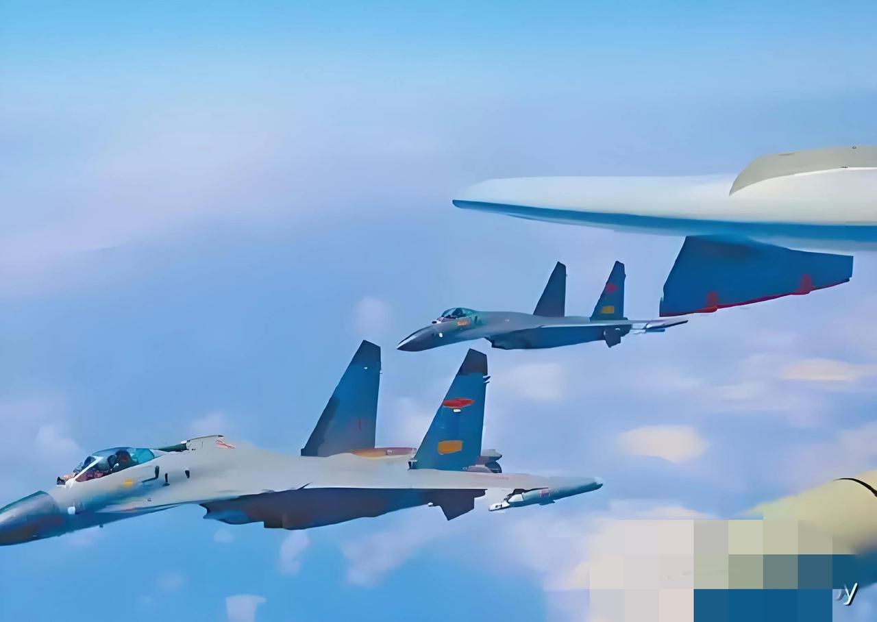 胆肥！越南军舰闯台海，3分算计7分险，解放军055全程紧盯没惯着！台海再掀波