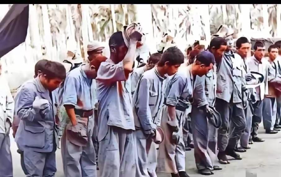 这是1943年常德会战时俘虏的日本兵。国军第74军第57师师长余程万下令一律处死