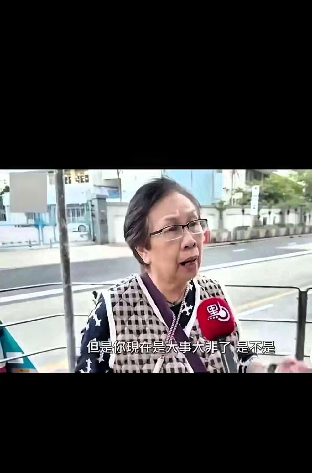 香港街头一位白发阿婆被记者拦住，问她怎么看黎智英案，她张口就来：吃饭有人呛着，难