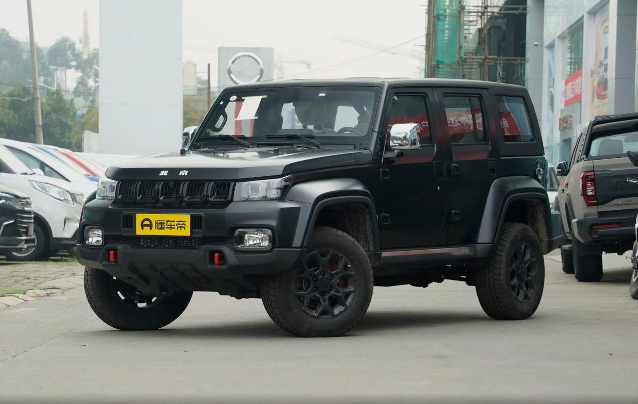 很多兄弟一看到BJ40那方方正正的“装甲车”造型，热血就上头了——越野、露营、穿