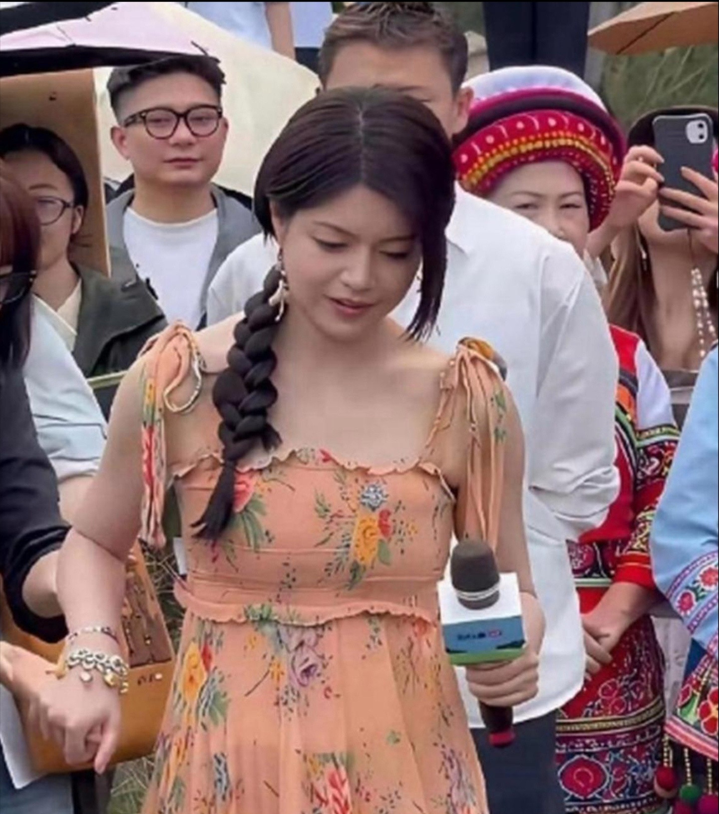 好家伙你看陈妍希这假发，也太显眼了吧