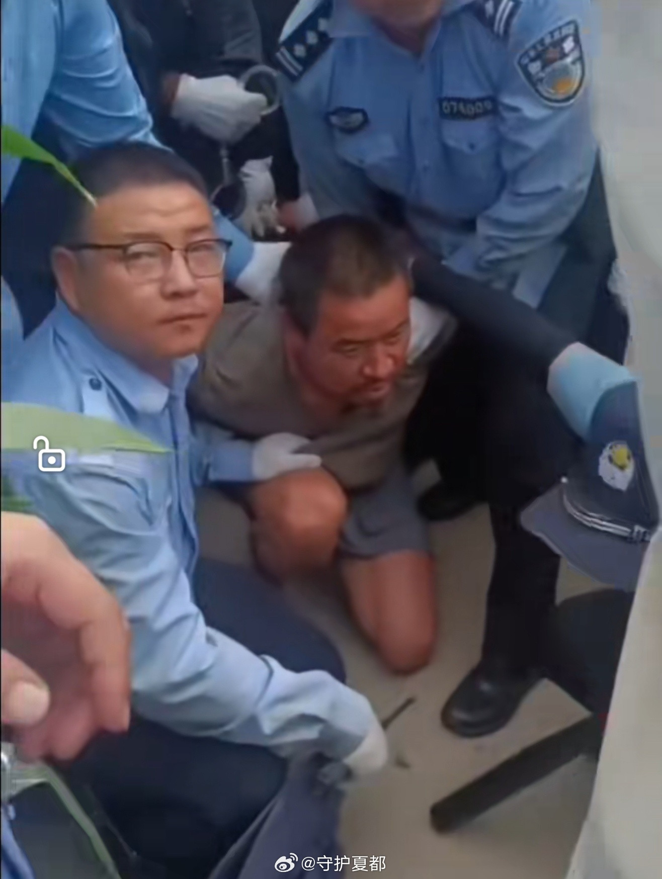 西平刑案嫌犯所藏玉米地有2米高看到好多人指责警方行动迟缓，效率不高。那么多人投入