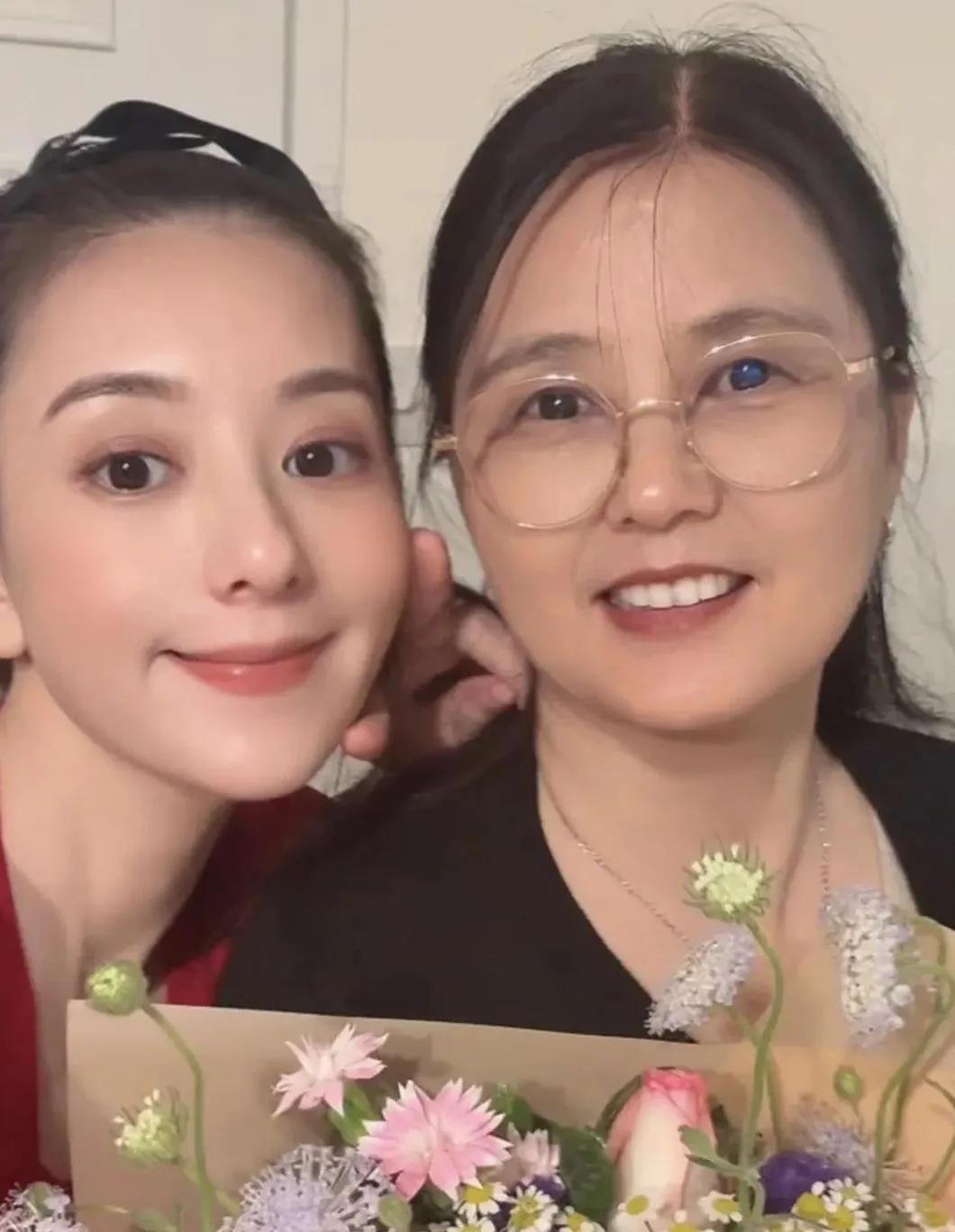 方媛和亲妈过母亲节！方媛妈妈还这么年轻，年轻时肯定也是个美女！方媛的两个小棉