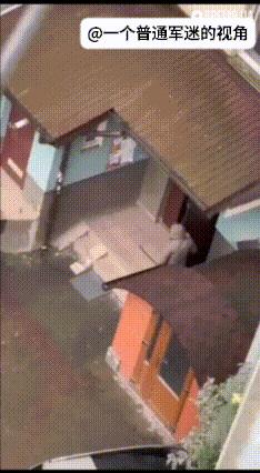 乌克兰西部城市伊万诺—弗兰克夫斯克，当地民众拍摄到征兵人员在警察的协助下冲进小区