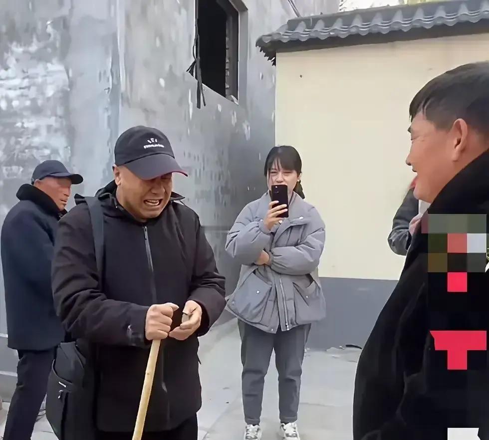 大衣哥家门口又蹲了个五十来岁的老哥，拍着大腿哭穷，说孩子看病没钱，让大衣哥拉一把