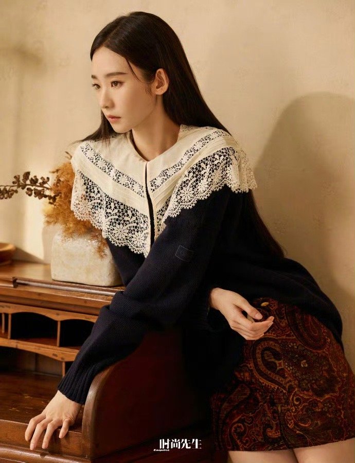 0秒get到张艺凡的高智感清冷与温婉在她身上交织，简约穿搭更显知性气质。张艺凡