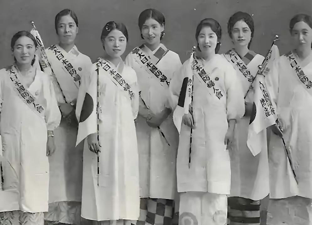 南京大屠杀时，一个日军少尉把婴儿挑在刺刀尖上拍照寄给妻子。他妻子回信中写："干得