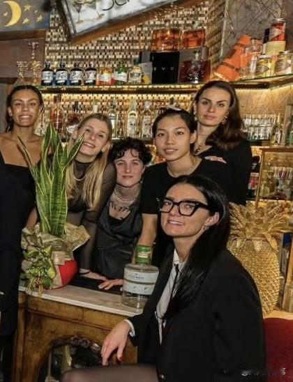 看看庄宇珊新合影，这沉稳低调的气质与赛场上霸气十足的形象反差太大了[呲牙笑]瞧，