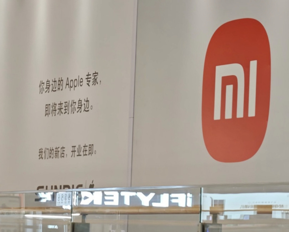 小米追着苹果干，友商追着小米干。小米的目标是海外，友商的目标是小米。小米正在努力
