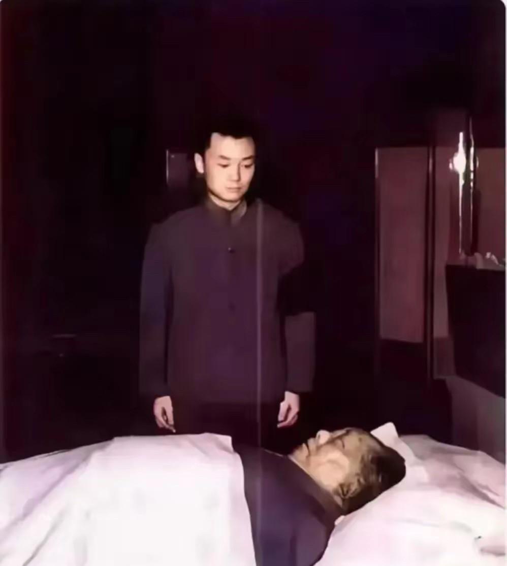 1976年9月9日，毛主席逝世。毛远新以毛主席的亲侄儿、联络员的“双重身份”，