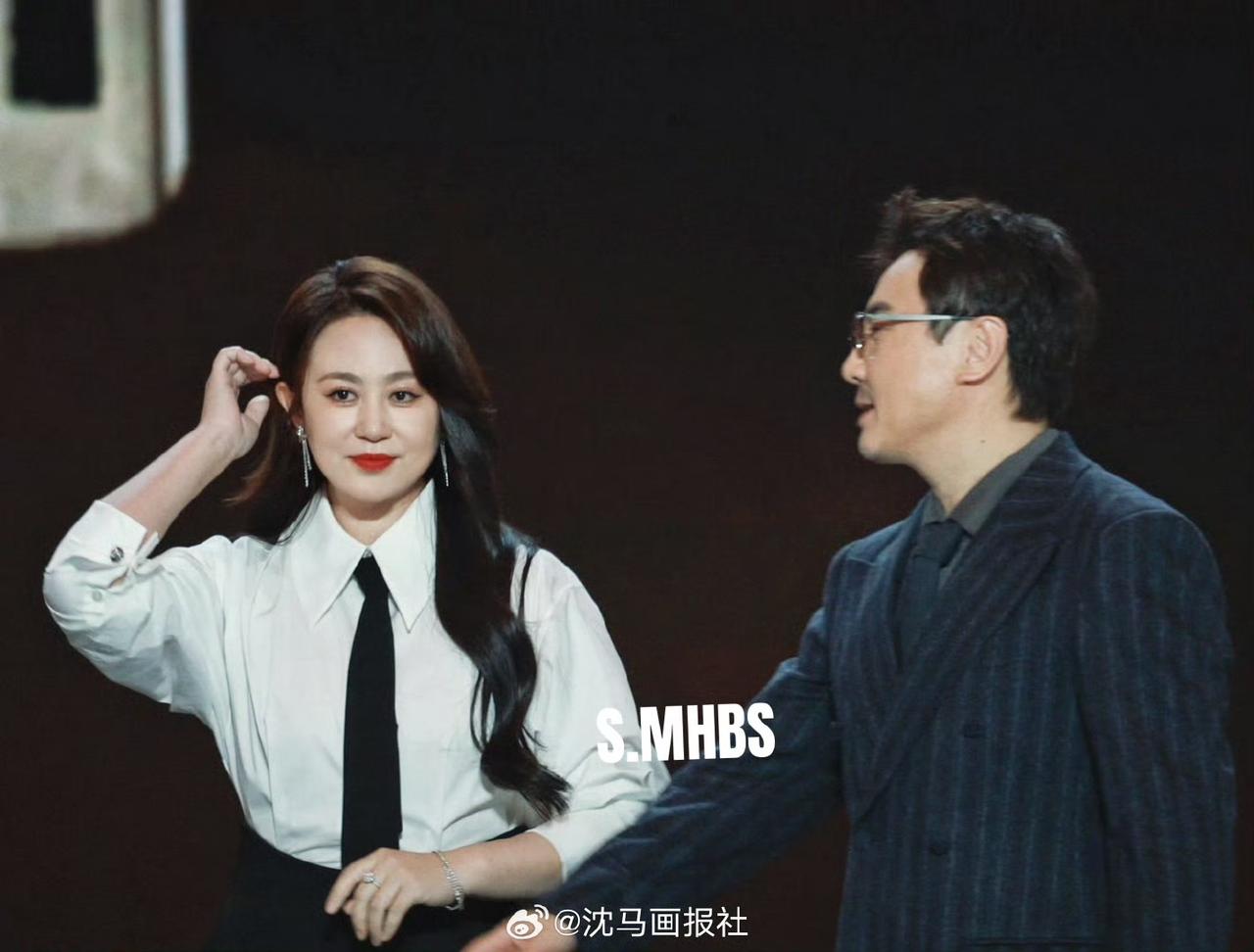 看到沈腾上台给马丽鼓掌的画面，突然觉得有点心酸。作为一个电影演员，谁不希望在