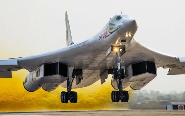 中国空军的轰-6K/N轰炸机，作战能力已经超过了俄罗斯的图-160轰炸机？这