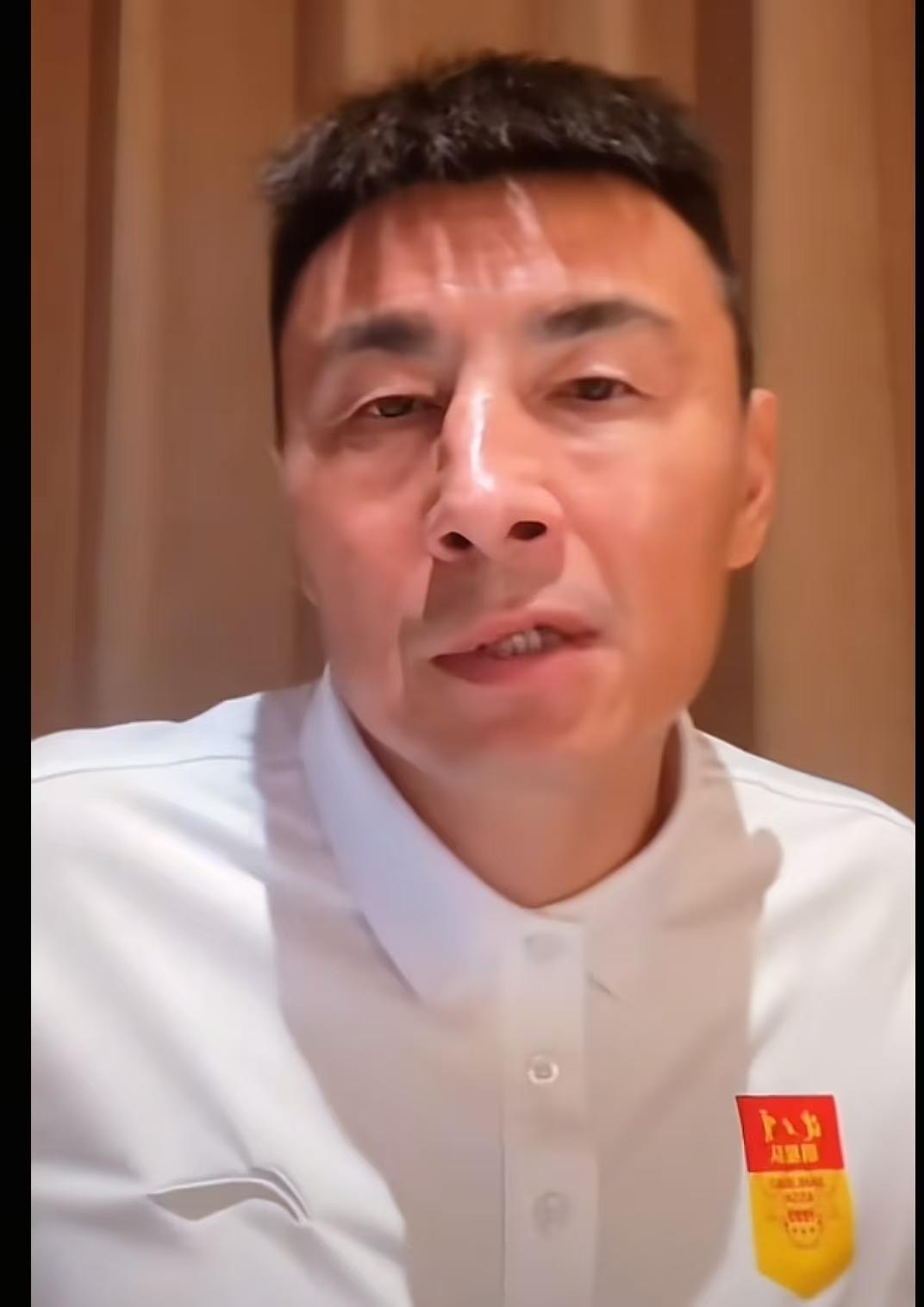 中国国足为什么一直没有发展，李玮峰直播爆料了，他说现在的关键问题就是有能力的人上