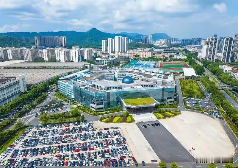 网上说在比亚迪工厂干活很累，那么到底累不累呢？去年一个在比亚迪工作的朋友回来，