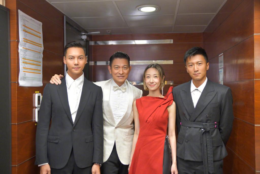 4星同框：我认出了气色盈和的刘德华，英姿隽爽的谢霆锋，疏眉朗目的陈伟霆，那位楚腰