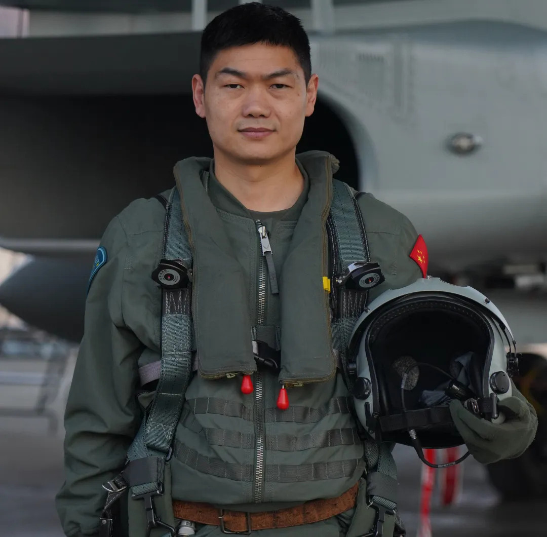 北空某旅歼-10B/S新飞行服也在该部出现了烽火问鼎计划制胜空天