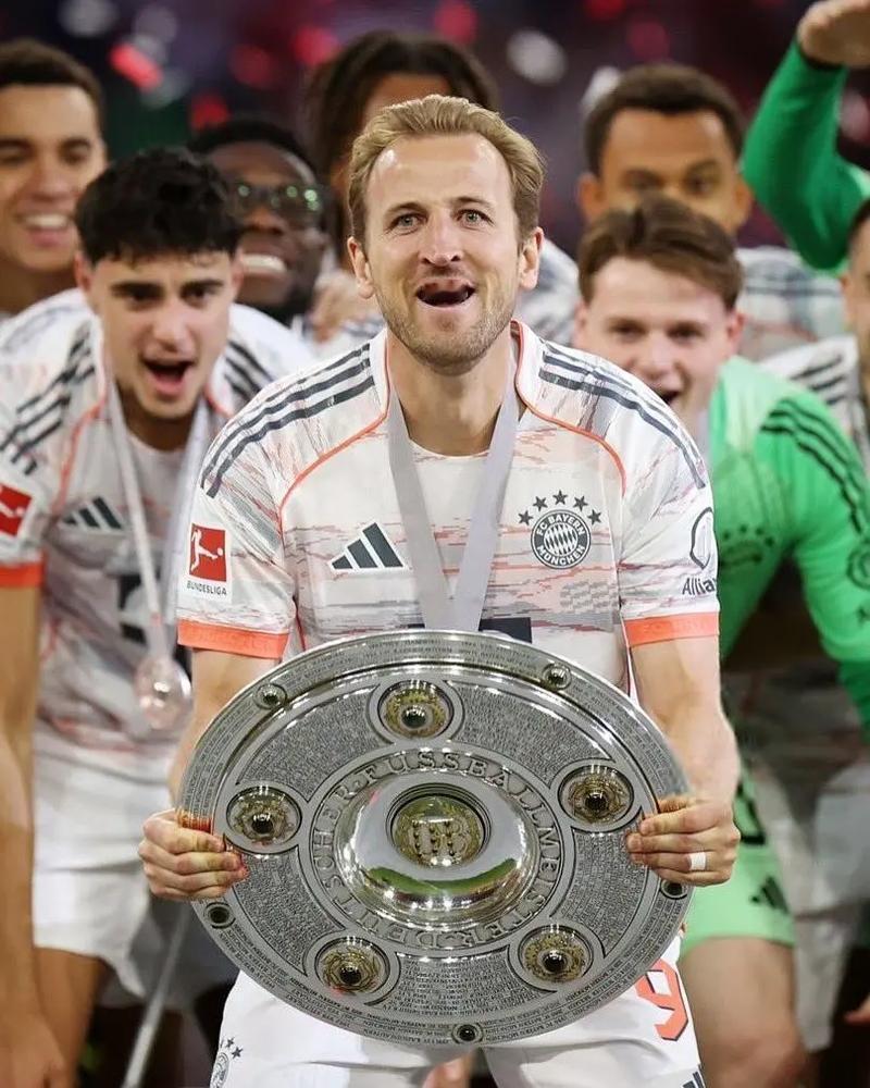 凯恩可以高呼：“我们是冠军！”这是凯恩的第三个冠军！第二个德甲冠军！可以说凯恩