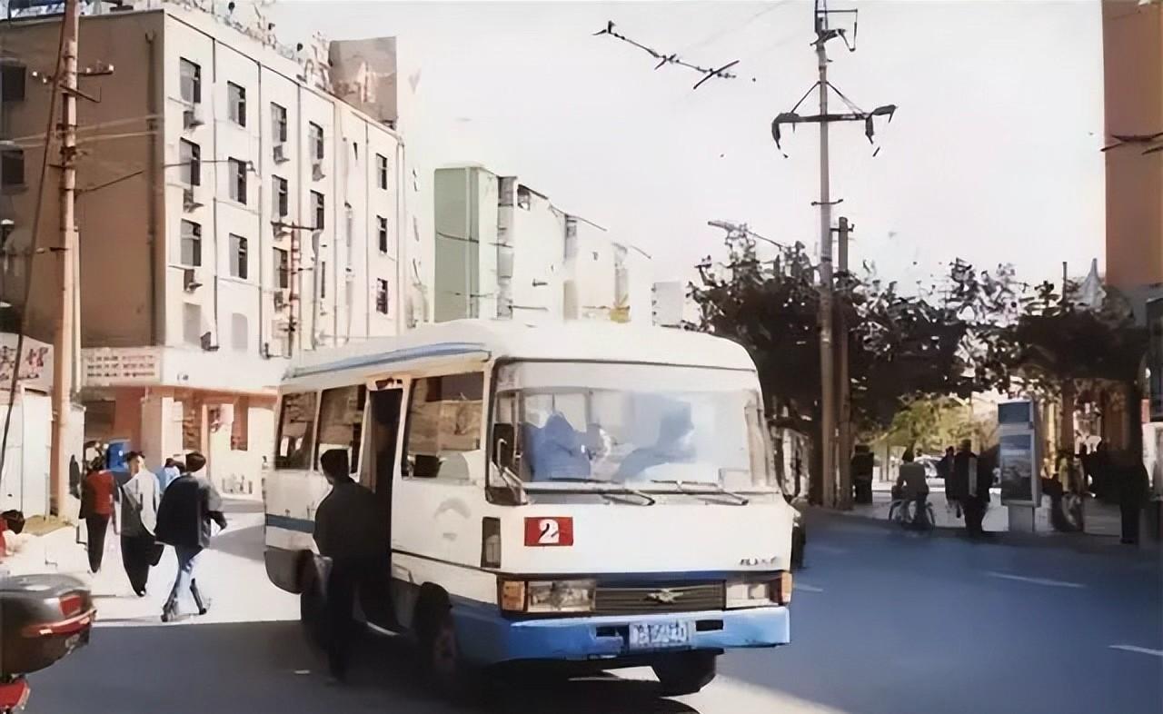 1994年7月，江苏一辆长途大巴上，8个歹徒抢劫、轮奸两名女孩，40名乘客全程没