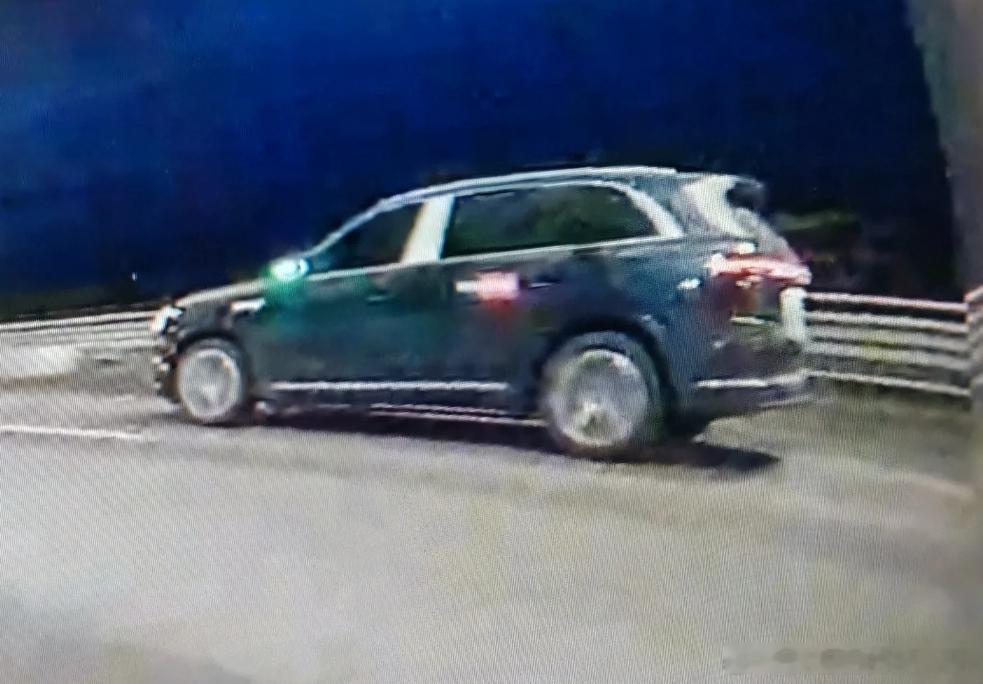 行车记录仪拍到的瞬间，它是那样的悠然驶过，怪怪，这个熟悉的颜色。这感觉很近了，要