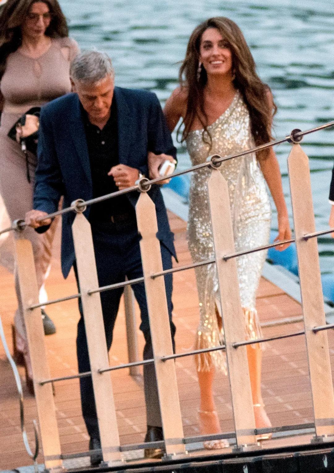 乔治·克鲁尼和Amal回到LakeComo👇（图四：Amal的银色亮片裙来自