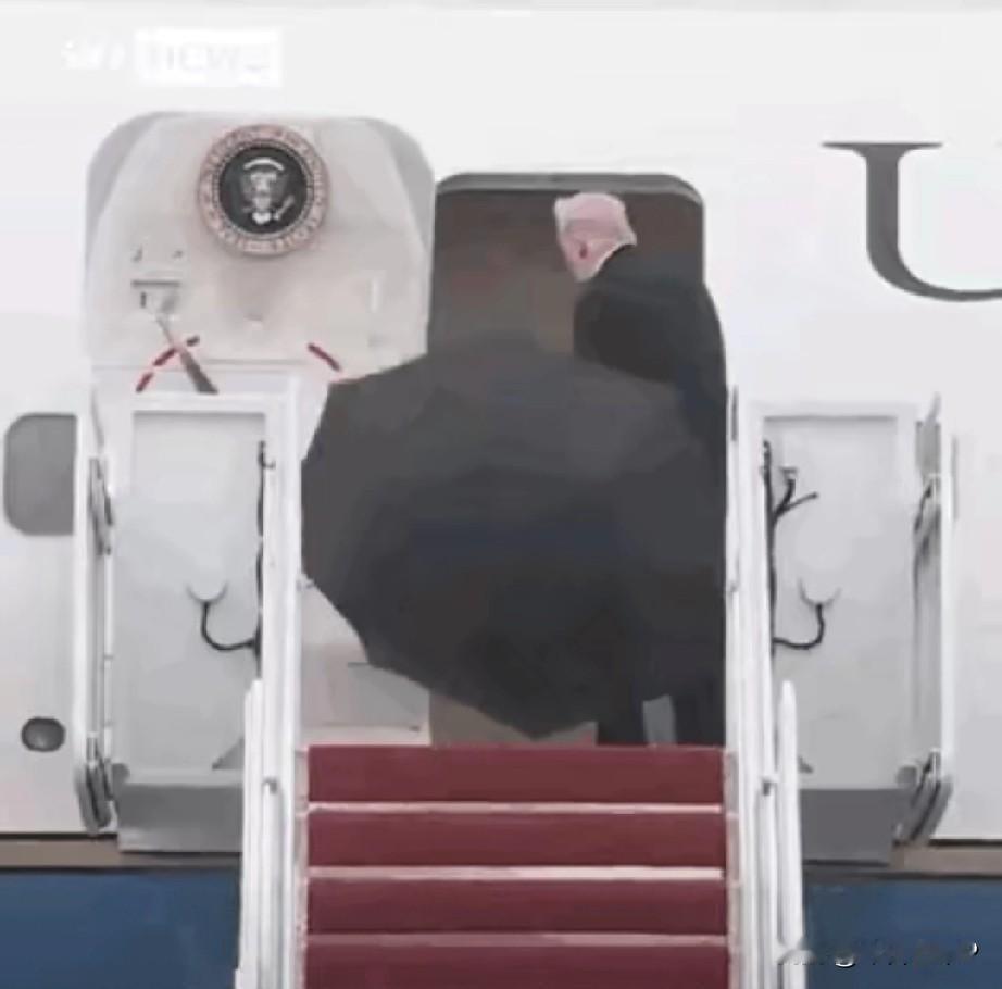 特朗普拿着伞上到了飞机，由于伞很大，机舱门根本拿不进去，他索性直接把伞扔下，自己