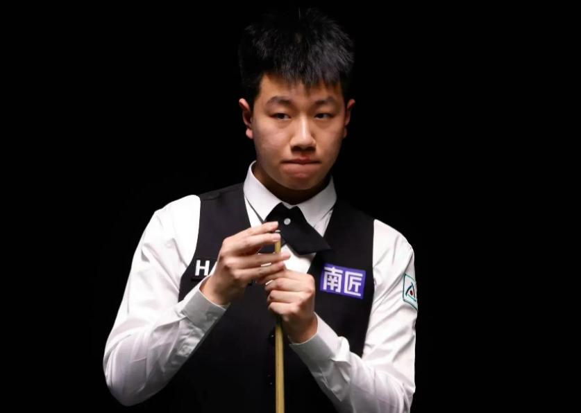 当着所有人的面，被裁判指着鼻子说“回你座位上”，中国21岁斯诺克小将刘文伟，对阵