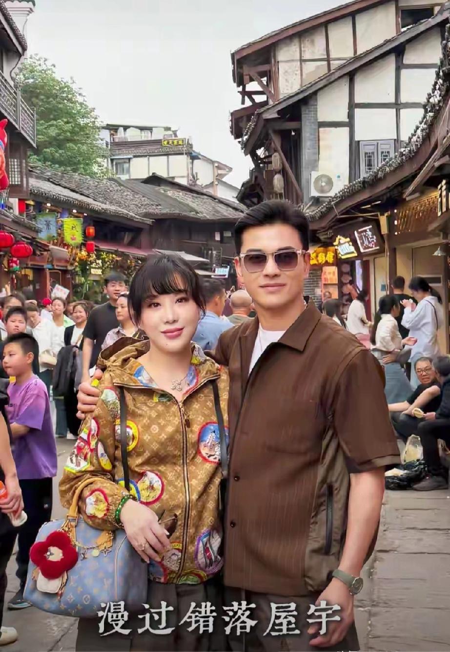 标题：70岁吕良伟携妻杨小娟清明游重庆，恩爱同框像热恋，悠闲生活太让人羡慕