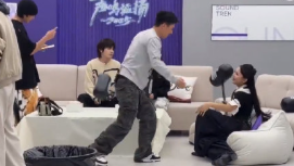 声鸣远扬的直播也太上头了！15个人的场子比年夜饭还乱，晋级的淘汰的一起做饭打闹，