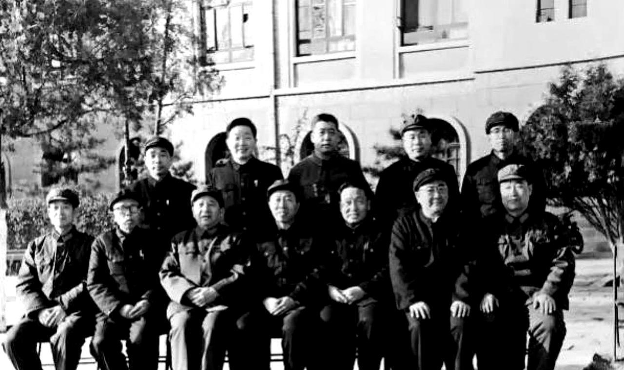 1979年，北京军区政委秦基伟中将赶去医院，看望生病的老战友尹先炳大校（时任政治