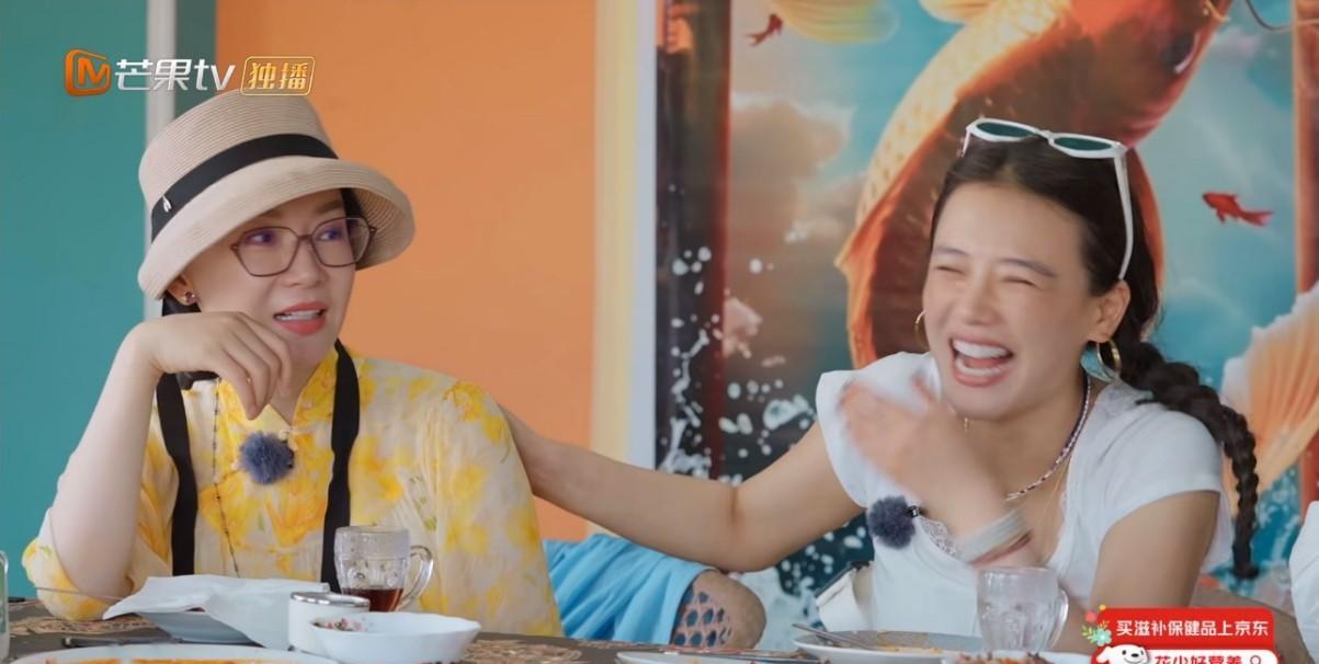 花少团一起吃饭时，连喝几杯冰饮的陈数忽然打了一个嗝，瞬间就把旁边的马思纯给惊呆了