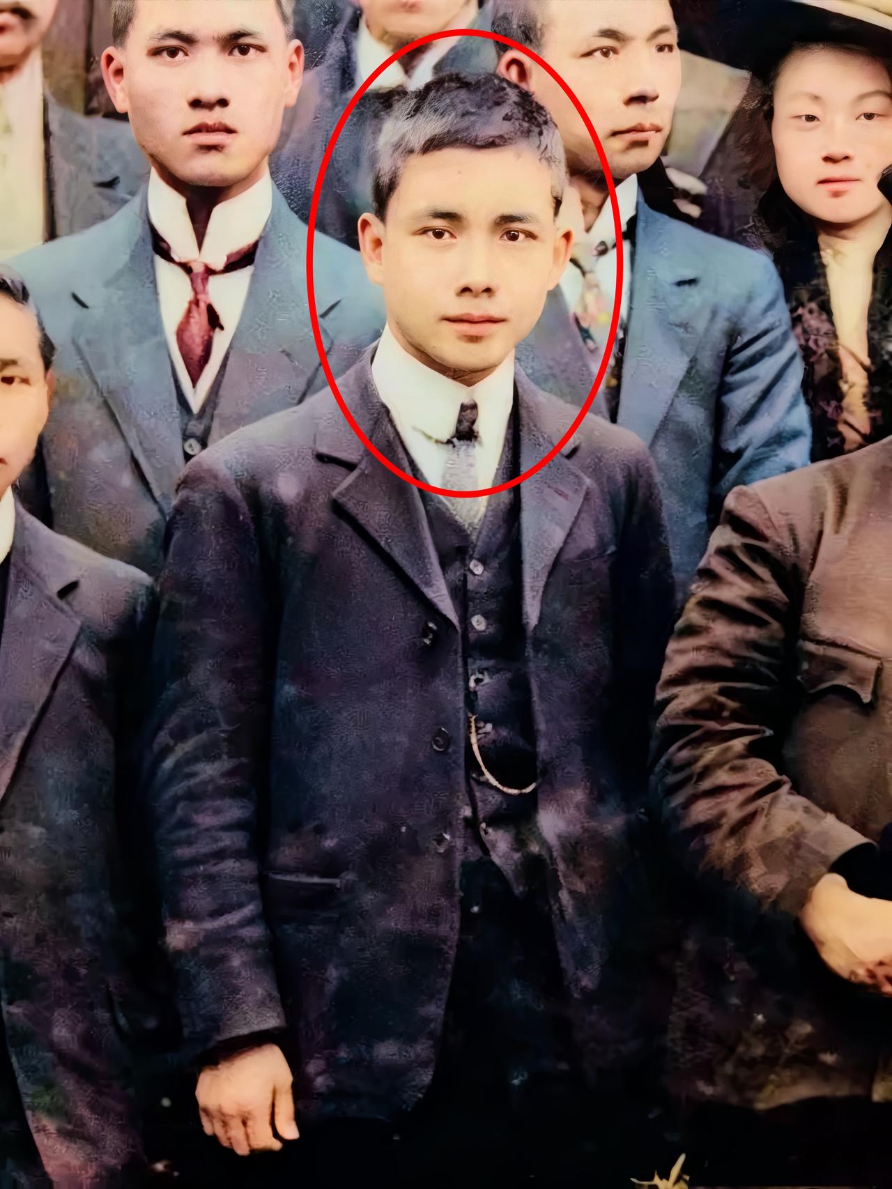 晚饭后有个小伙伴问我：“汉奸为什么都长得很猥琐？”我愣了一下，然后把下图发给了他
