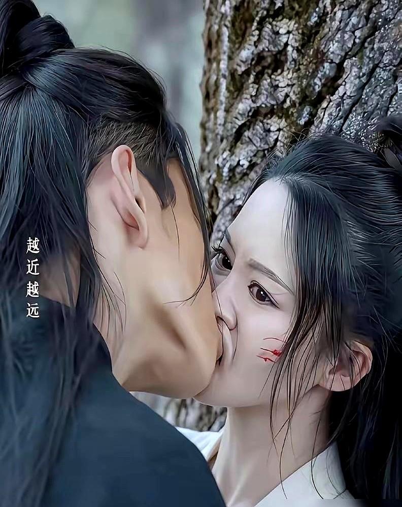 魏大勋当着镜头求吻，手直接伸向李沁衣领，这画面藏不住了。水里，他凑上去要亲，