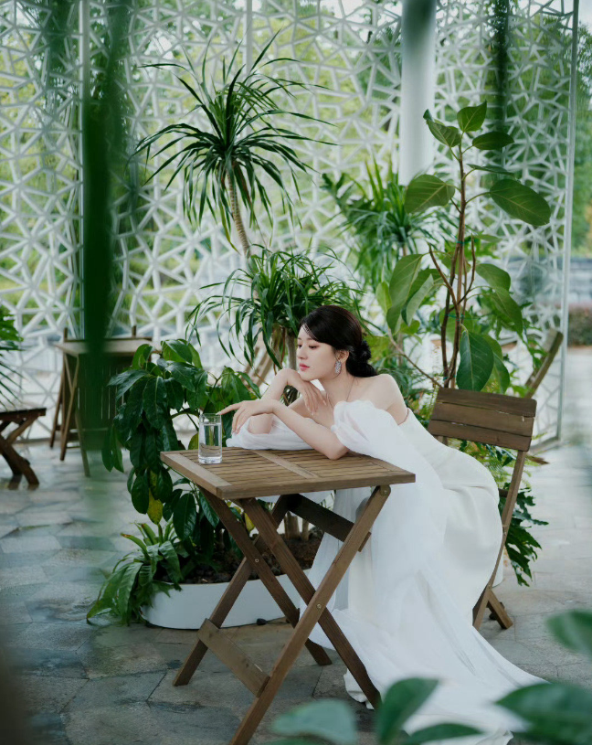 赵露思穿白纱裙真的好美呀，颜值没得说