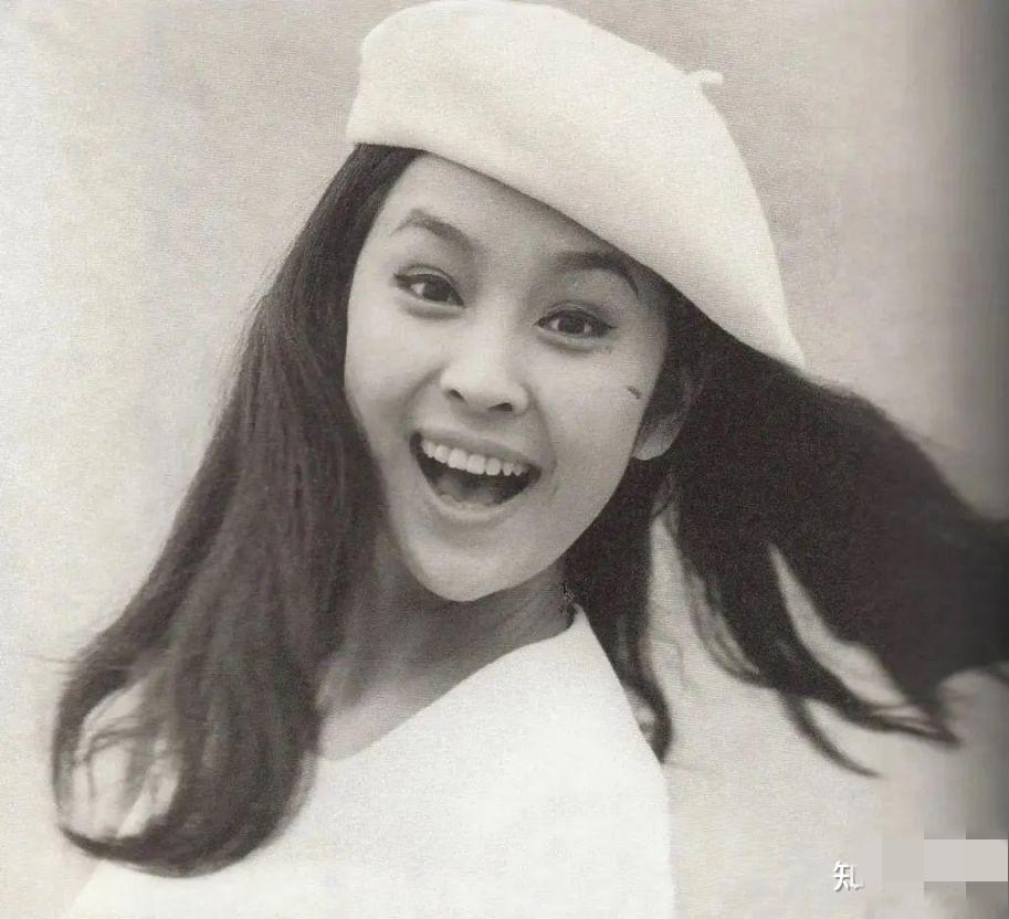 谢贤的第一任妻子是甄珍。甄珍再婚嫁给了刘家昌，却又离了婚，两人后来的关系也不好
