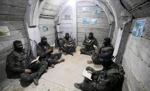 加沙地下的悲剧，藏在那条被称为“地下长城”的隧道里。而以色列用混凝土一点点灌入