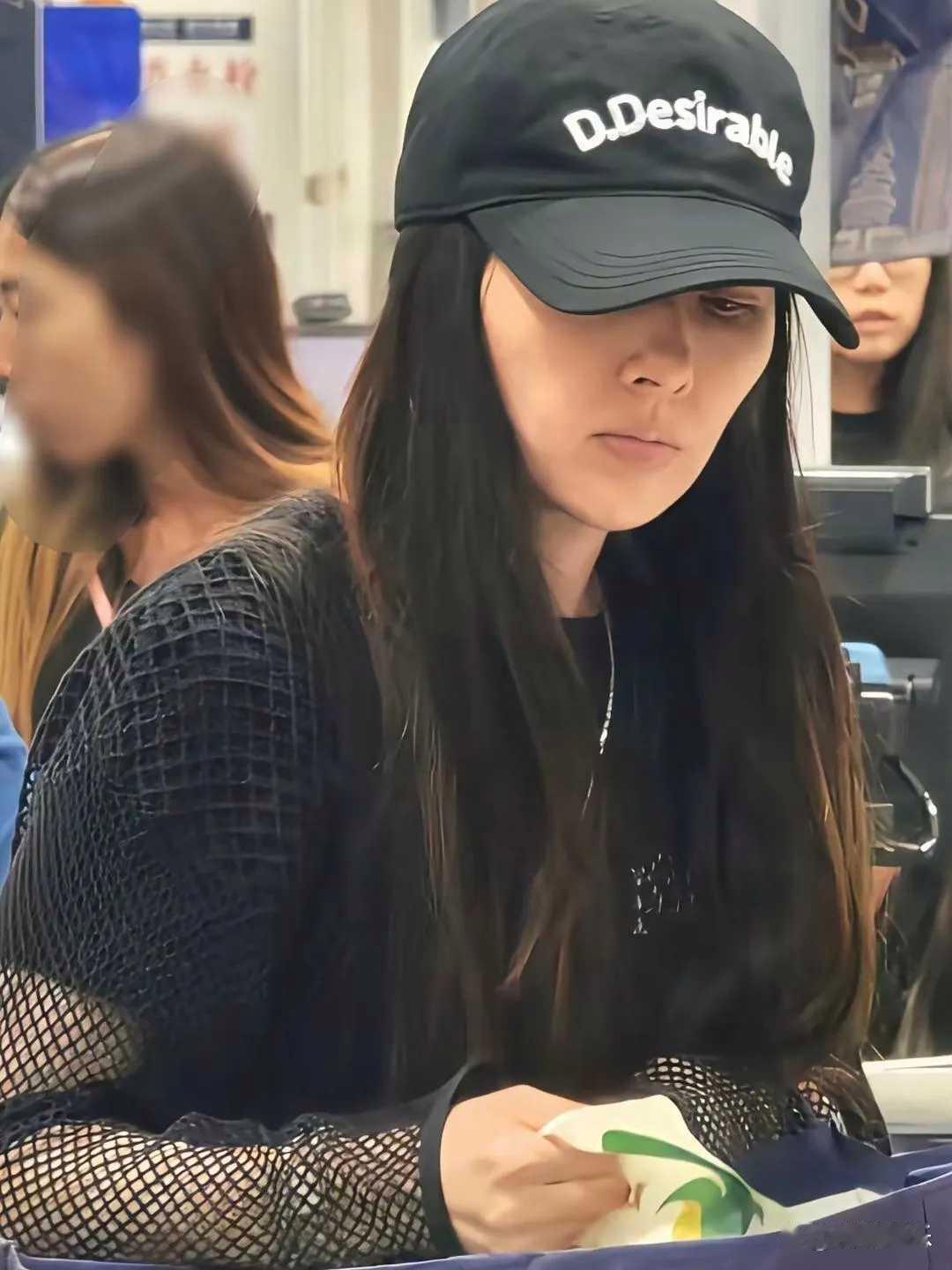 郭碧婷超市素颜出镜，脸颊消瘦长美甲吸睛