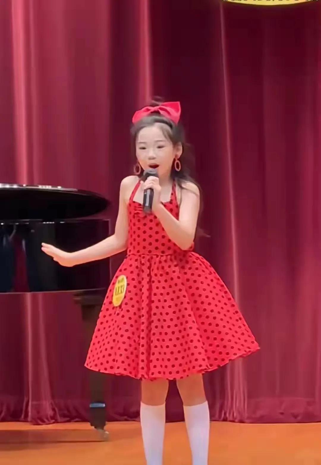 董璇女儿一场演出烧掉普通人一年工资这还只是门票钱，后面更吓人。小酒窝站上