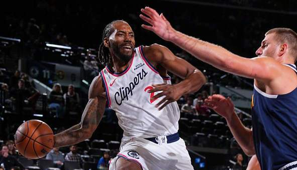 在快船，小卡就是打4的神，小卡打4防守问题全解决了邓恩、小琼斯、小卡同时在场