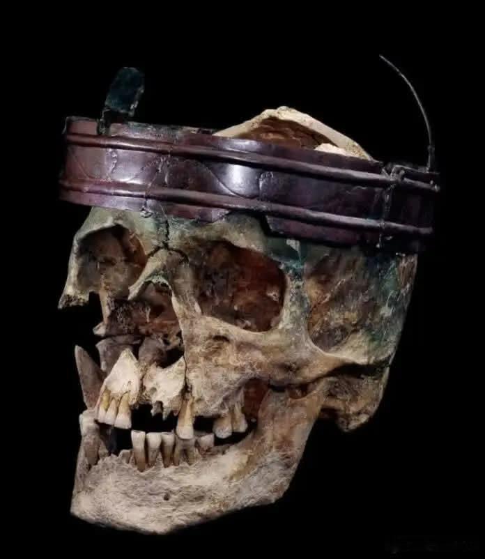 1988年，在英国肯特郡迪尔附近一座多风的山顶上，考古学家们发现了一个令人着迷