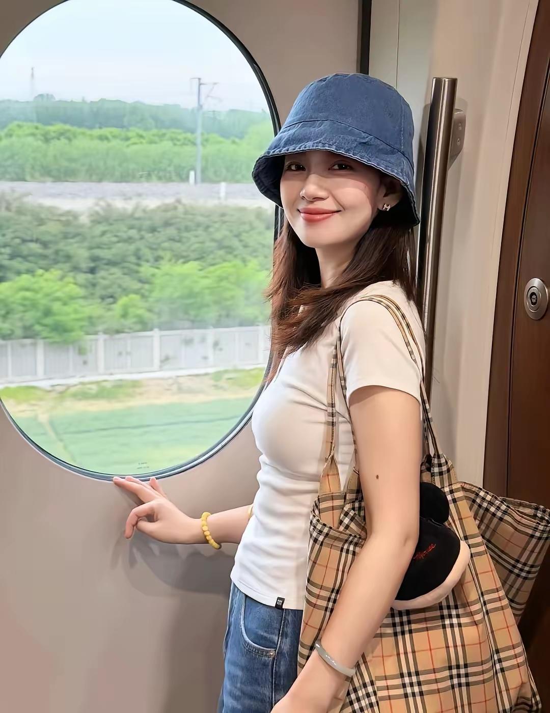 🌿💙窗边少女，清新出行，阳光明媚，心情舒畅！🌞💕