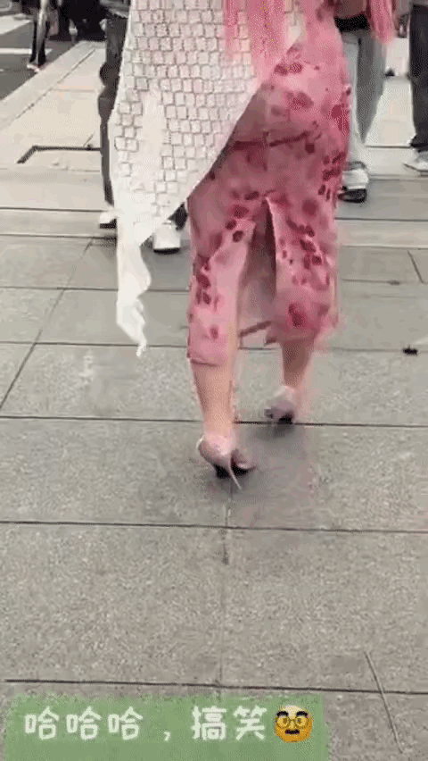 这双高跟鞋，是非穿不可么？我看到都累，突然有点心疼这双高跟鞋了。[无奈吐舌]​这位