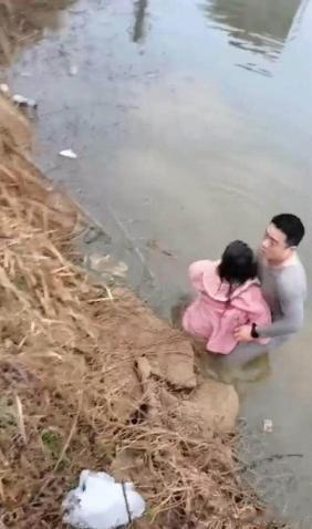 2月10日，陕西西安一女大学生在行走过程中突然意识模糊，使尽浑身力气走向执勤哨兵