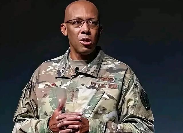 美国人现在终于知道害怕了，其空军参谋长四星级上将布郎说：中国的六代机虽然可怕，但